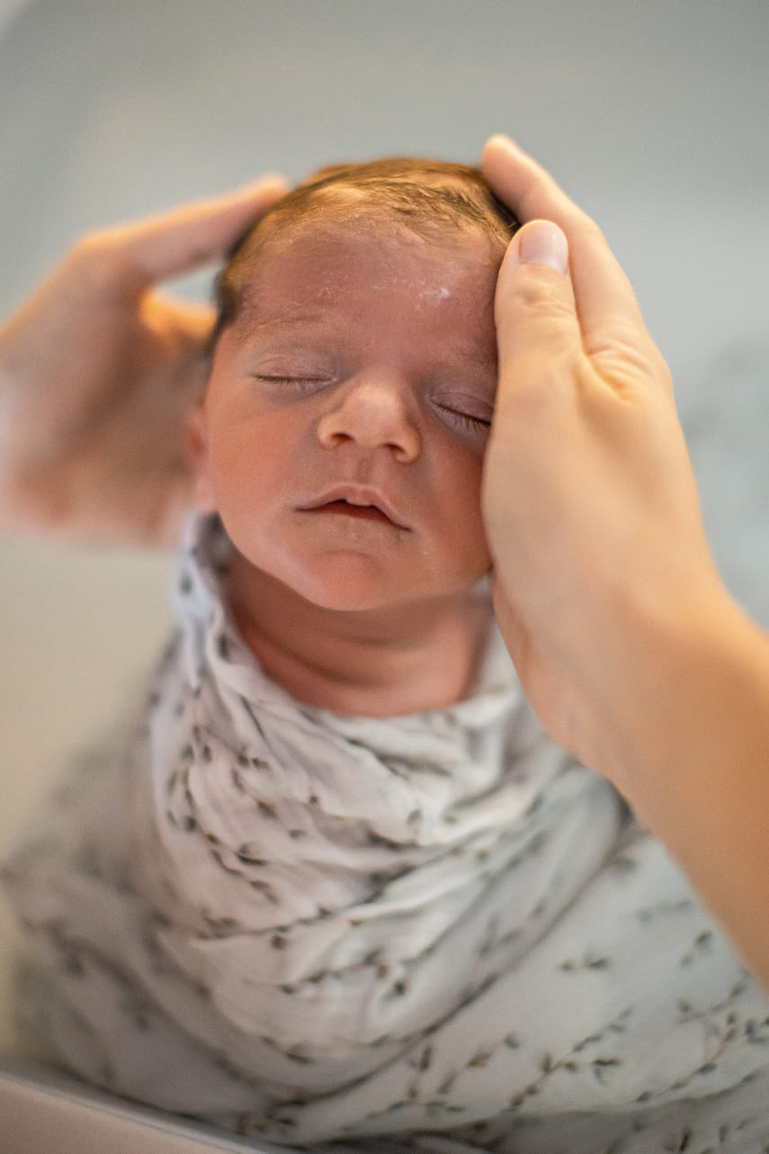 Bébé dans un lange en train de profiter des bienfaits d'un bain enveloppé pour bébé à Angers